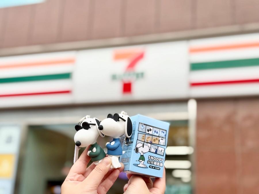 7-ELEVEN自7月16起至8月5日推出飲料抽抽樂活動，可加價109元獲得SNOOPY公仔鑰匙圈乙個，款式隨機。（圖／業者提供）