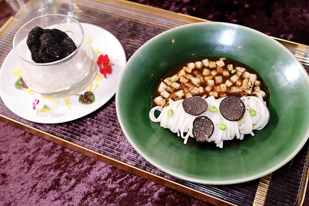黎主廚拿手菜「黑松露山藥稻庭麵」售價420元，7月14日起台北世貿店限定販售。（圖／記者郭宣暄攝）