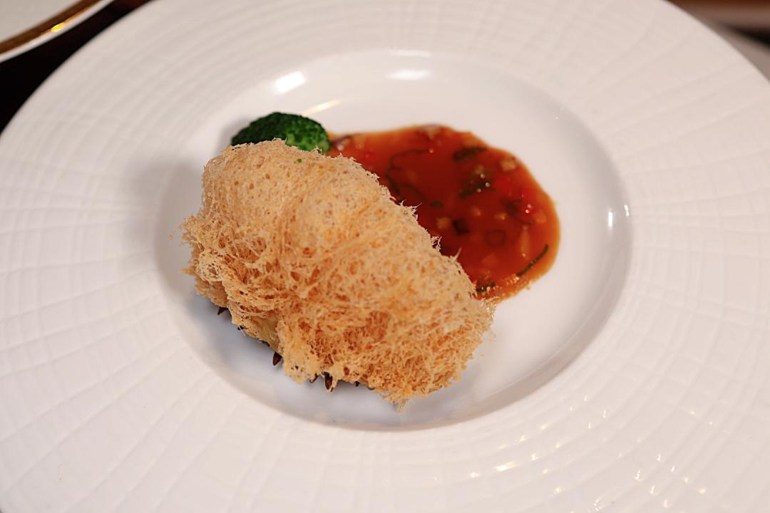 蜂巢百花釀關東遼參，結合富哥今年特別帶來台灣的頂級食材。（圖／記者郭宣暄攝）