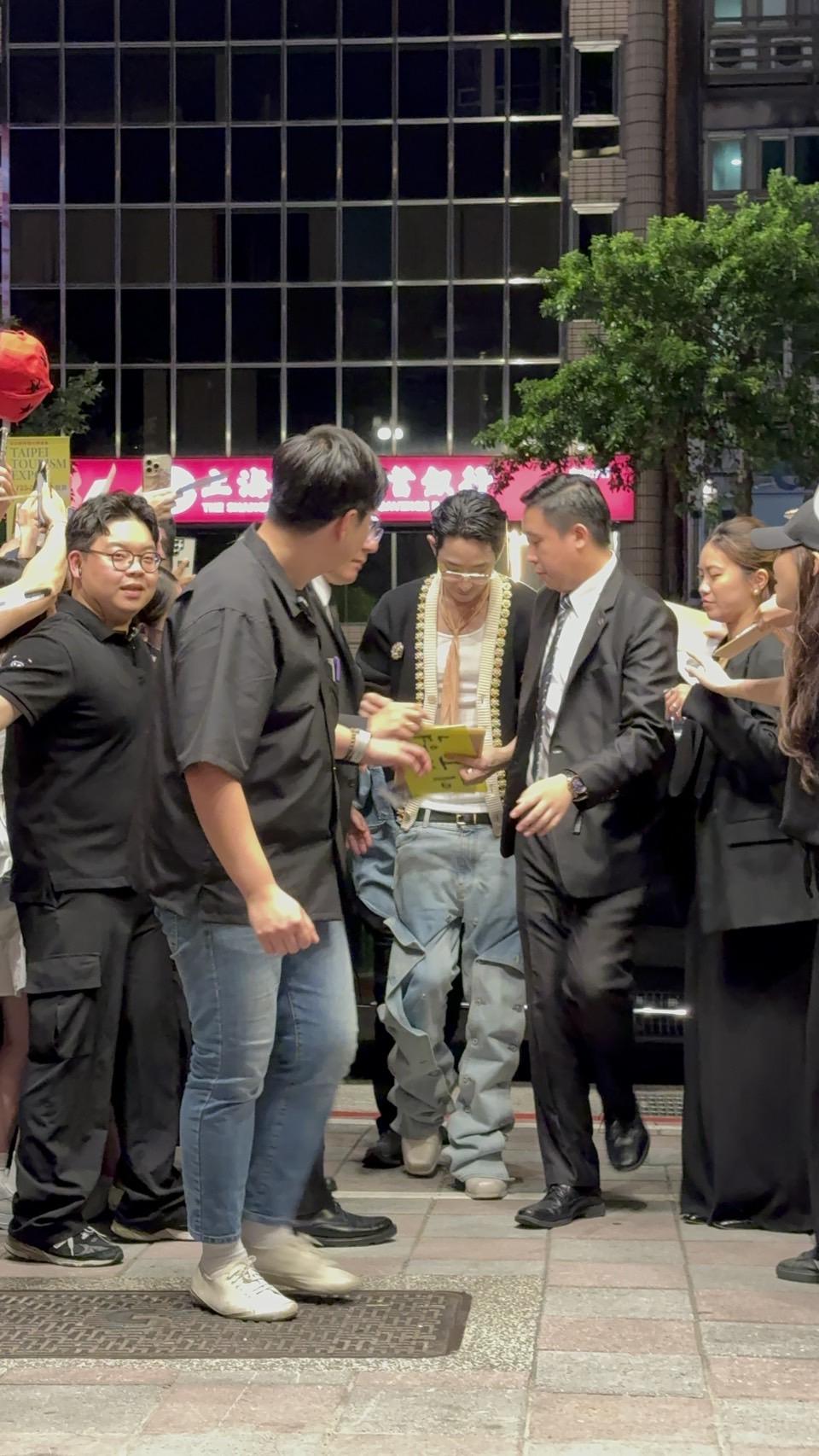 GD好友李洙赫今年登台參加活動，也曾造訪台北金豬食堂用餐，店外聚集大批粉絲。（圖／網友提供）