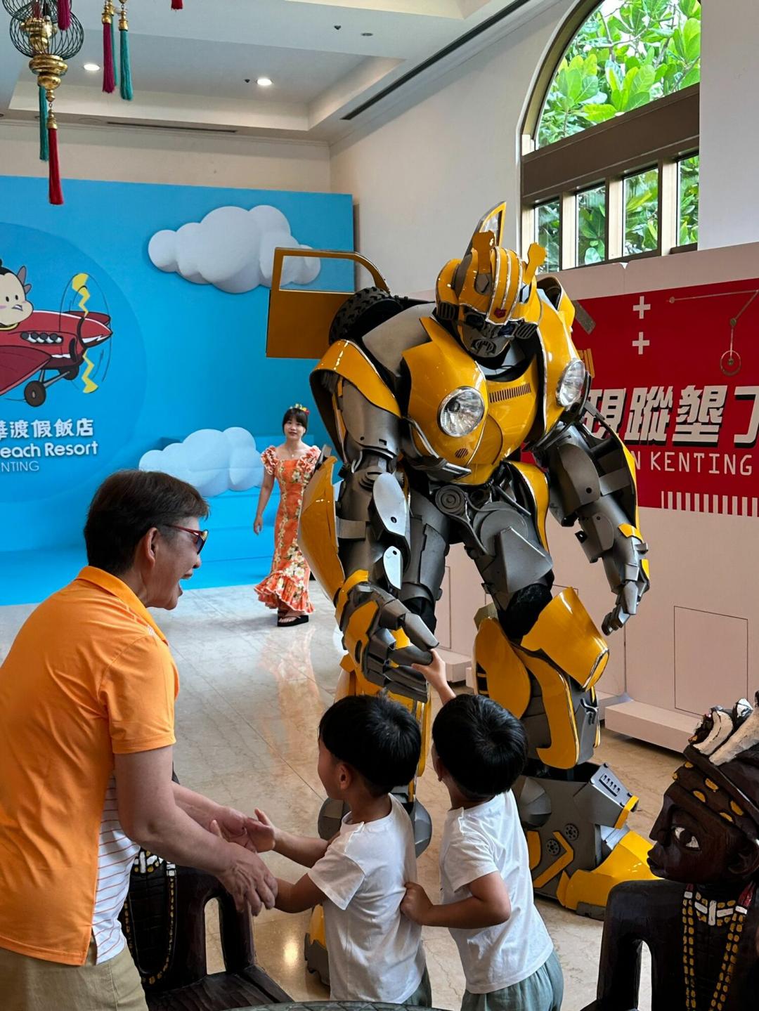 飯店「大黃蜂」出擊吸引目光。（記者蔡宗憲攝）