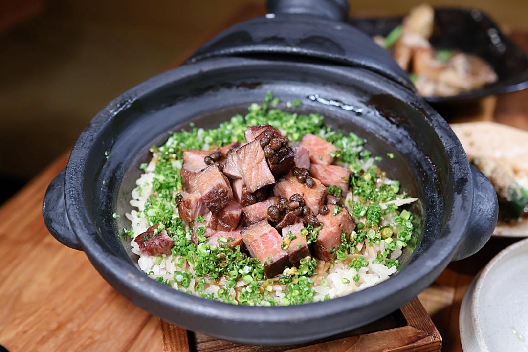 「日本和牛有馬山椒土鍋飯」香氣濃郁，吃得到切塊的和牛肉。（圖／記者郭宣暄攝）