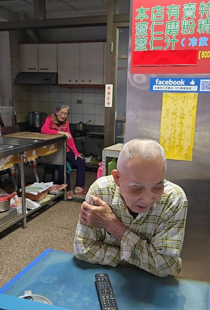 林添與妻子邱淑玲因年紀大，已不賣杏仁豆腐冰，搬到南區，掛上「杏仁伯」招牌，改賣杏仁、薏仁茶。（圖／記者王捷攝）