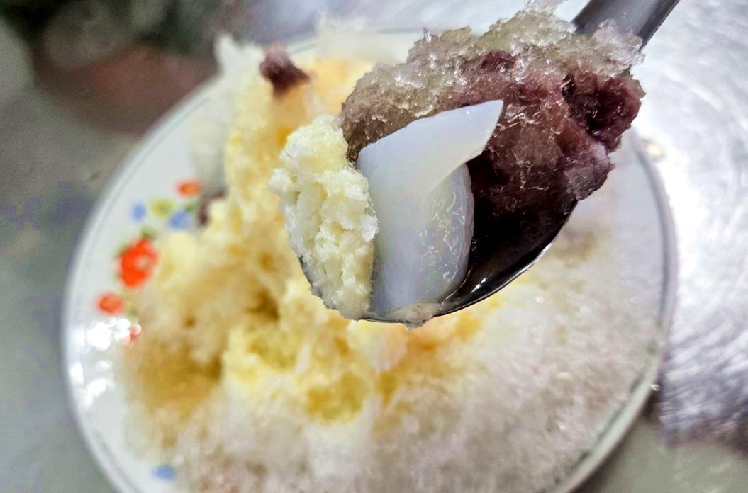 水星杏仁豆腐冰延續早年的做法，杏仁豆腐口感較脆，是台南夏日經典組合之一。（圖／記者王捷攝）