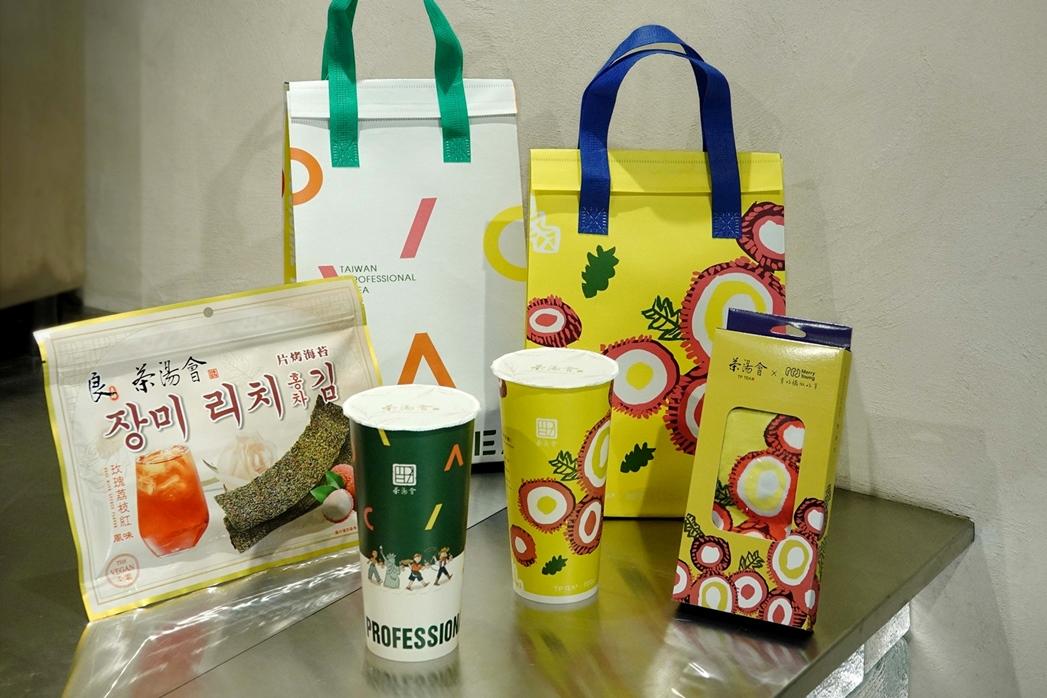 茶湯會20週年以勵志(荔枝)為主題，推出周邊商品與杯身。也將暢銷飲品玫瑰荔枝紅變身片烤海苔。（圖／品牌提供）