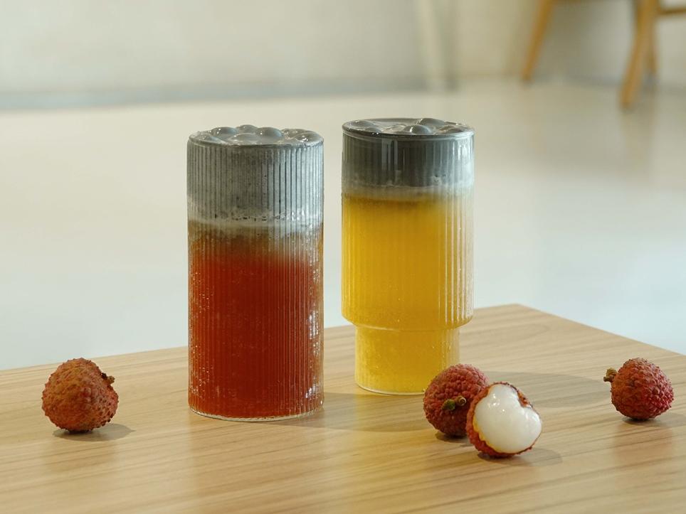 茶湯會新品「黑朵奶蓋」獨特風味，搭配香醇茶湯口感滑順不膩，加上荔枝或百香果風味，鹹香酸甜交織，層次豐富迷人。（圖／品牌提供）