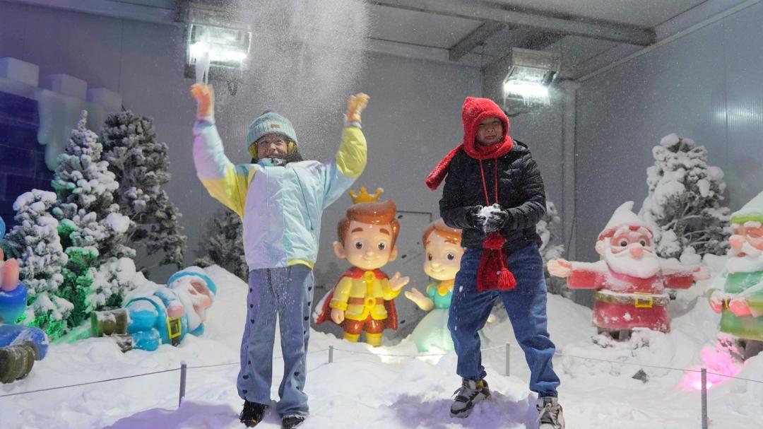小朋友開心打雪仗。（圖／屏東縣政府提供）