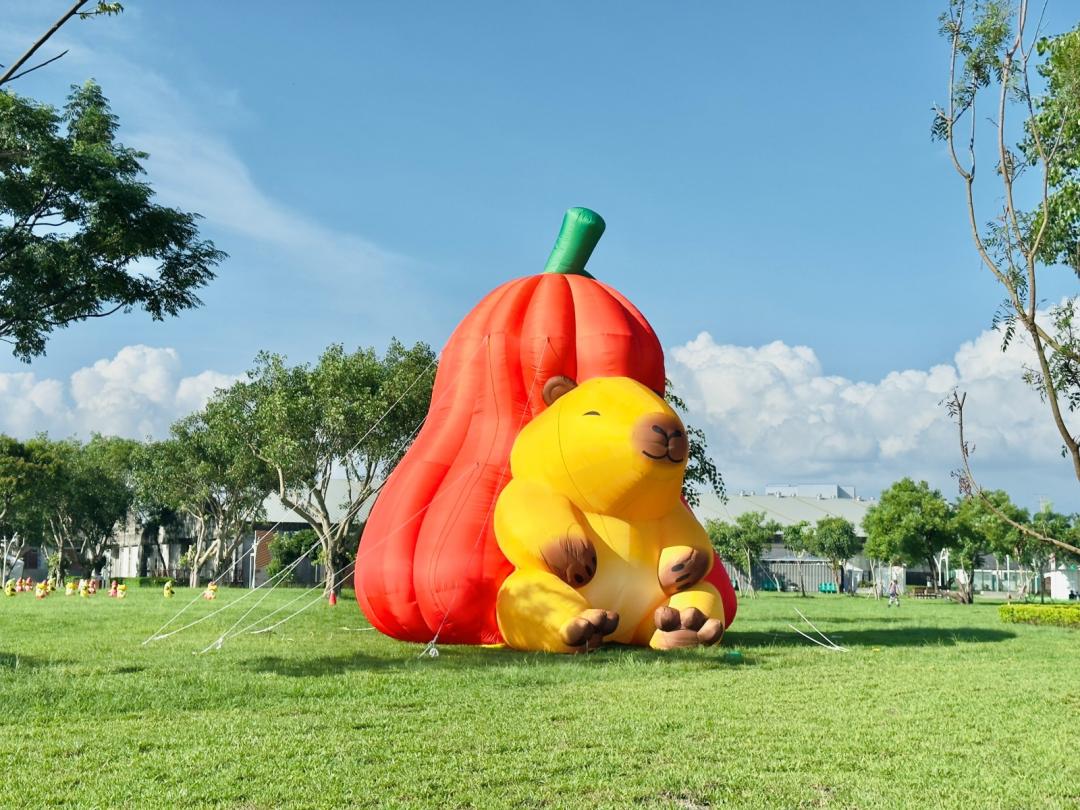 「蓮霧蹦BUMP」裝置藝術，呆萌水豚背著巨大蓮霧特別俏皮可愛。（圖／屏東縣政府提供）