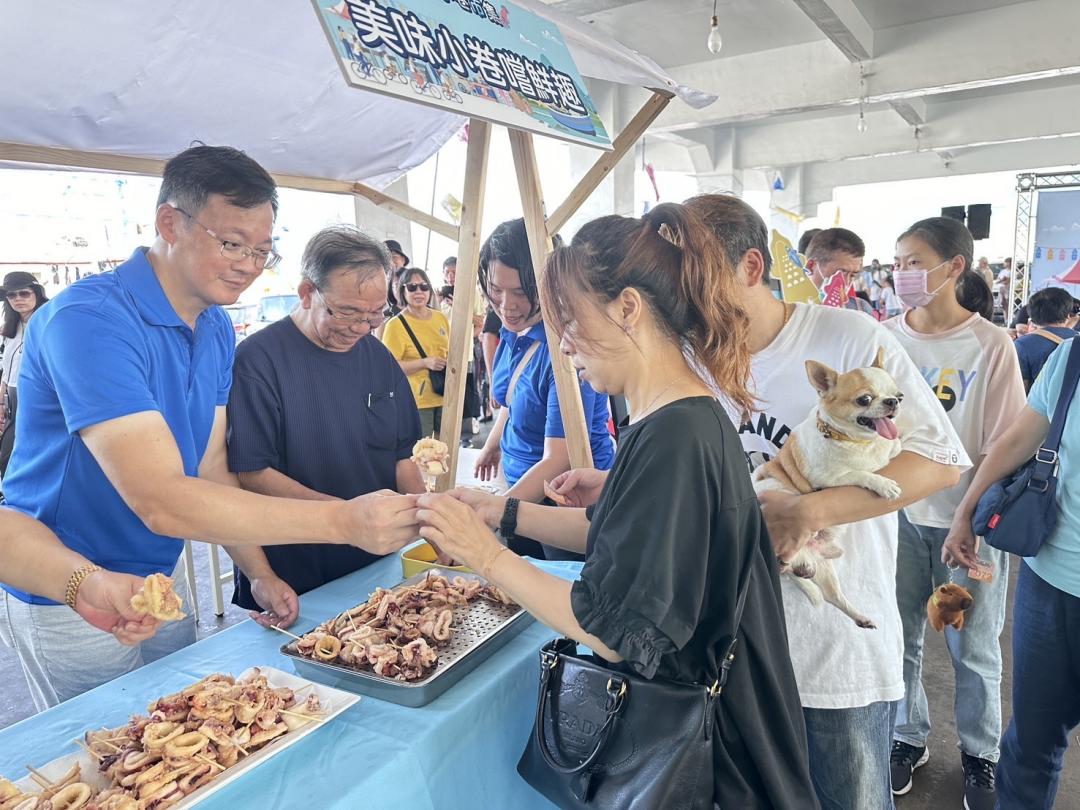 以在地小卷製作的美味小點供現場民眾免費品嚐。（圖／新北市政府提供）