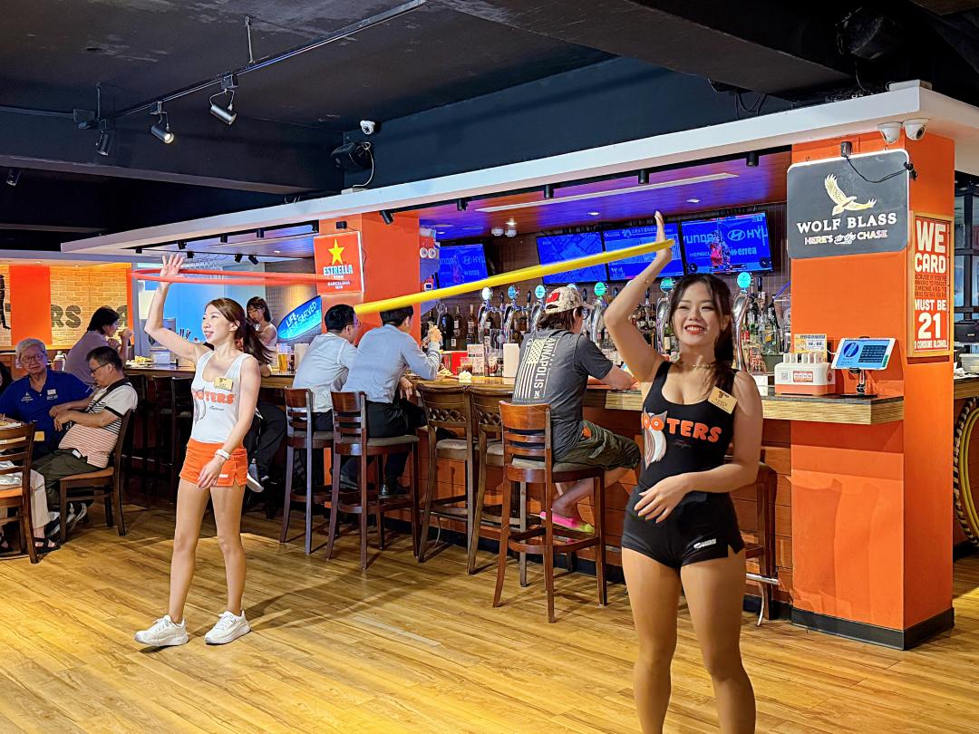 Hooters女孩大秀呼拉圈表演，炒熱現場氣氛。（圖／記者郭宣暄攝）