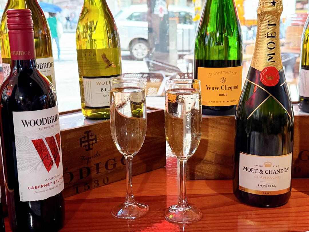 早午餐時段進場送飲料、再推整瓶香檳超值半價優惠。（圖／記者郭宣暄攝）