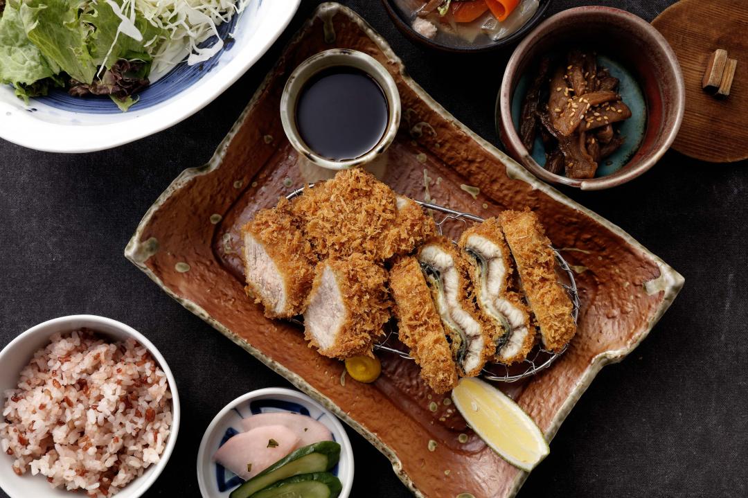 「酥炸鰻魚老饕豬排套餐」售價660元。（圖／業者提供）