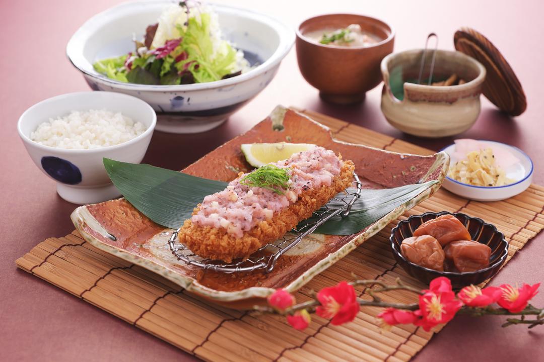 新品「紅紫蘇梅蘿蔔泥里肌豬排套餐」售價390元。（圖／業者提供）