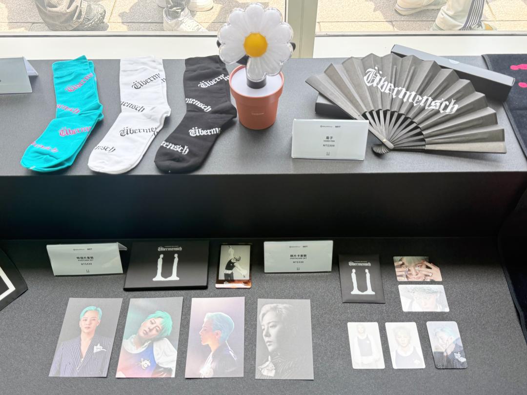 GD展覽開幕粉絲搶買周邊排爆台北101!7公尺雛菊花園免門票也能拍 GD展覽開幕粉絲搶買周邊排爆台北101!7公尺雛菊花園免門票也能拍
