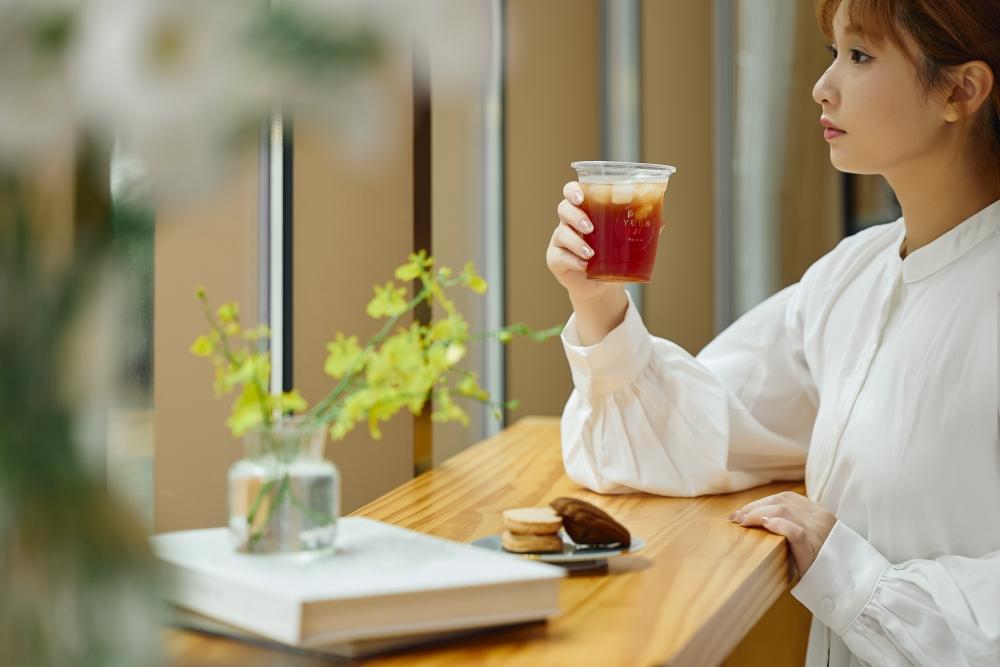 空間採「Tea Bar」形式提供完整的沏茶服務，並設置立飲邊桌讓顧客愜意喝茶。（圖／品牌提供）