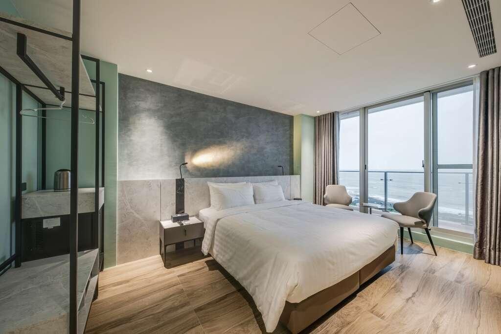 半島海悅渡假會館坐擁絕美的海岸線景觀，會館採用簡約線條、純白建築外觀與門前湛藍太平洋相襯。（圖／翻攝自新北市觀光旅遊網）
