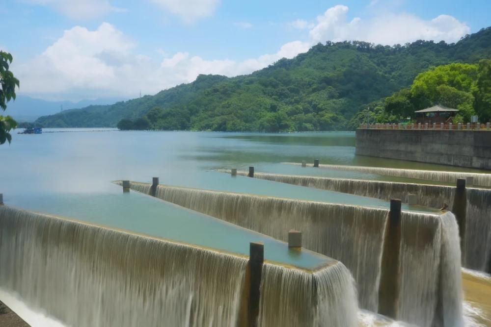 鯉魚潭水庫採用獨特的鋸齒設計，吸引許多攝影師與旅客搶拍。（圖／攝影師徐世超提供）