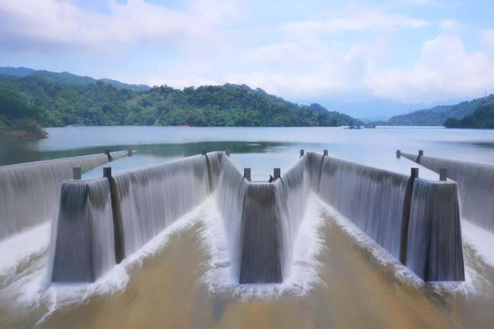 全台唯一鋸齒堰溢洪道在苗栗！滿水位現奇景、吸引民眾搶拍