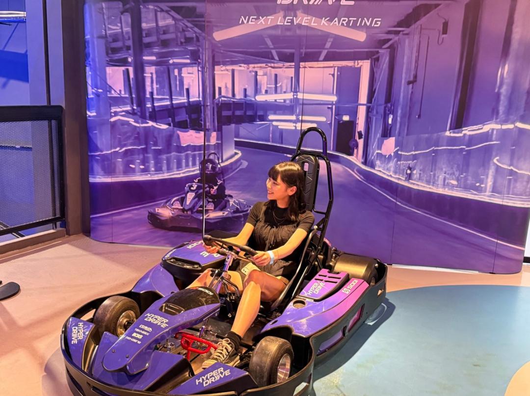 新加坡室內電動卡丁車只要符合年齡與身高限制，就能感受競速樂趣。