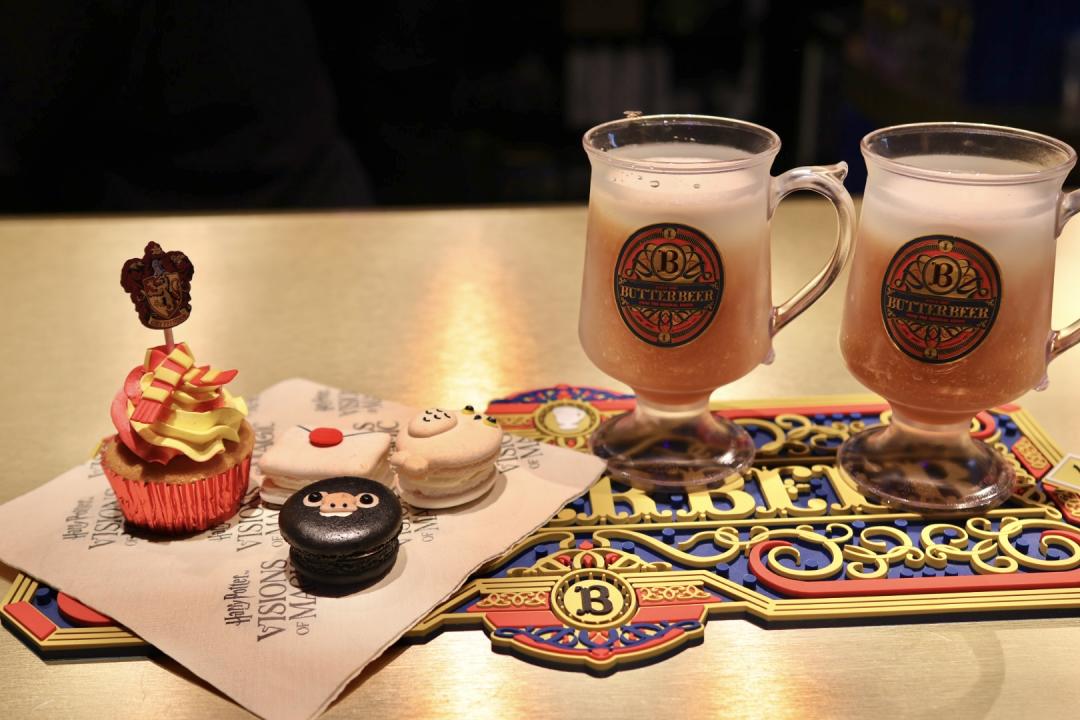 哈利波特奶油啤酒每杯6新幣起（約台幣137元），現場還有供應各式造型的甜點與馬卡龍。