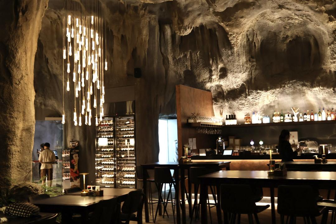 洞穴主題餐廳Cavern Restaurant靈感來自世界遺產「姆魯洞穴」，開啟一場視覺與味覺的雙重盛宴。