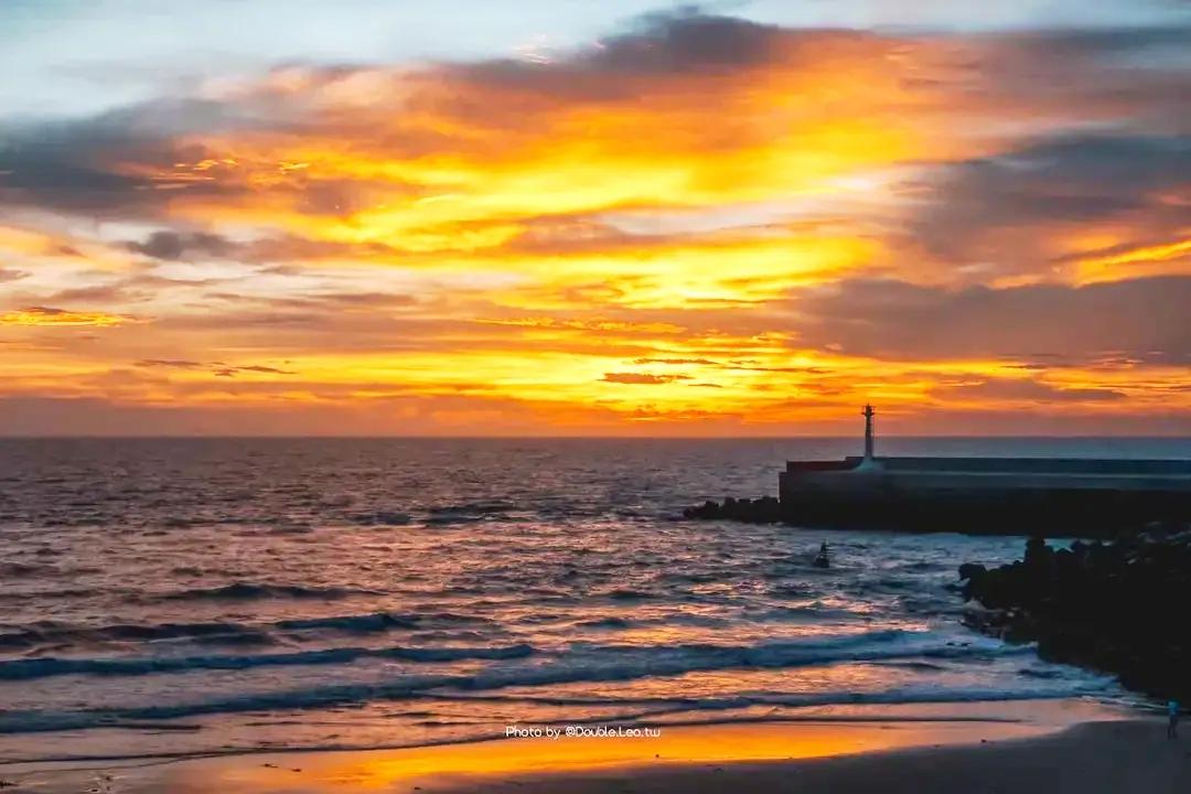 彰化漁港被攝影師譽為是最美夕陽景點。（圖／IG@double.leo.tw提供）