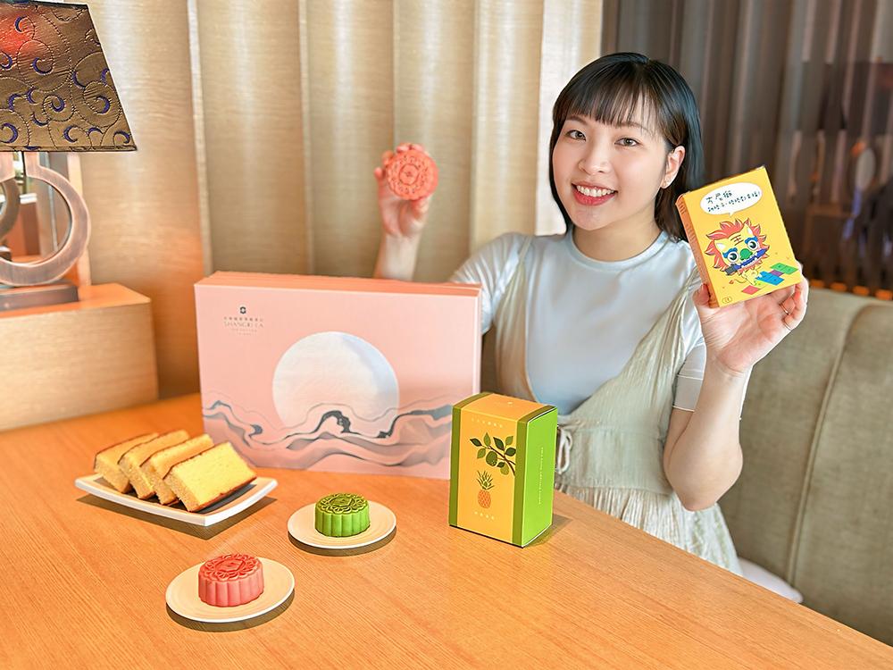 台南遠東香格里拉飯店攜手瑞復益智中心身障學員一起打造今年中秋「善月」禮盒，讓消費者也能支持關懷弱勢族群的就業與自立。（台南遠東香格里拉飯店提供）