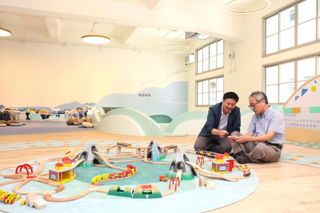 親子空間以「跟著小火車一起旅行吧！」為主題，讓孩子們可以運用積木火車打造自己的鐵道風景，或是跟隨鐵道相關繪本書籍開啟一場奇幻之旅。（圖／文化部提供）