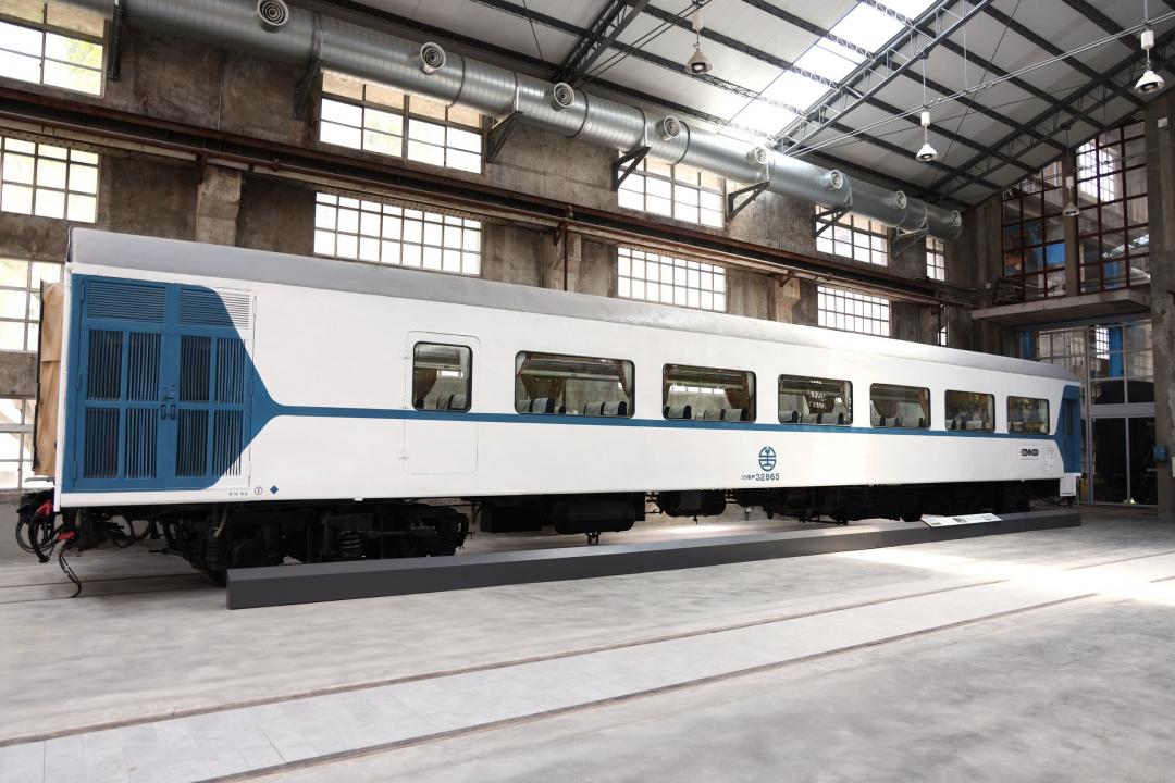 在柴電工場展區陳列的莒光號車廂，復原1970年新車初次亮相的藍白配色外觀，復古而高雅的車廂設計。（圖／文化部提供）