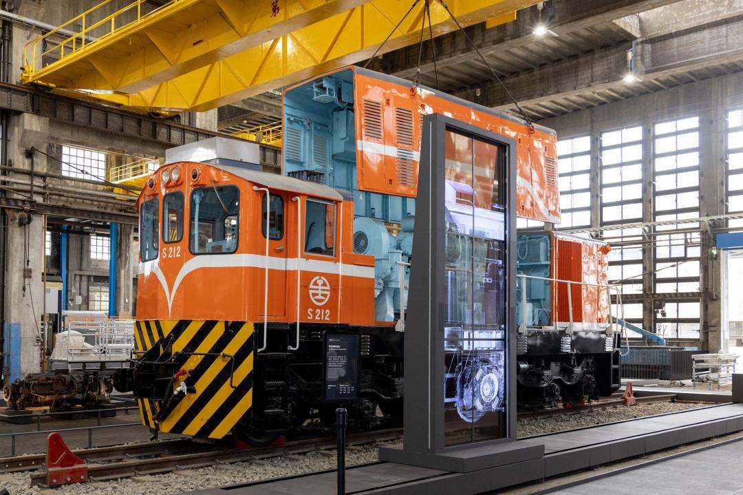 柴電劇場「柴電機車的運作」，結合實體車輛及動畫，讓觀眾深入了解驅使S212柴電機車運行的引擎、主發電機、牽引馬達等內部構件，環環相扣的運轉原理。（圖／文化部提供）