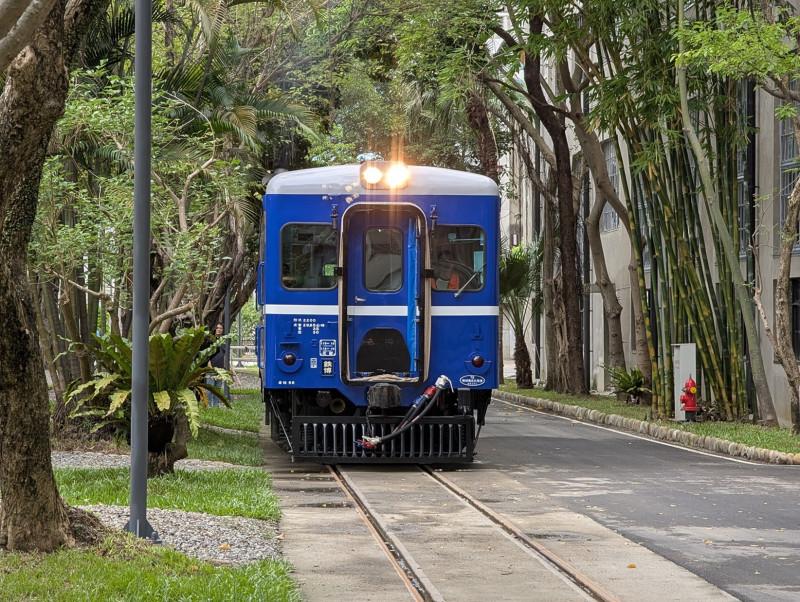 修復完成的藍皮柴油客車，將於假日限定乘車體驗時段行駛於園區內修復的軌道上。（圖／文化部提供）