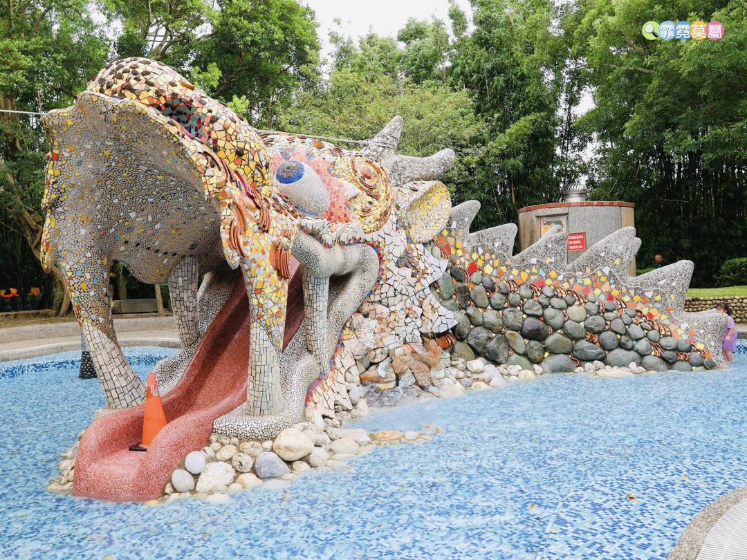 巨龍造型溜滑梯結合戲水池，讓孩子們玩得更歡樂。（圖／霏霓莫屬提供）