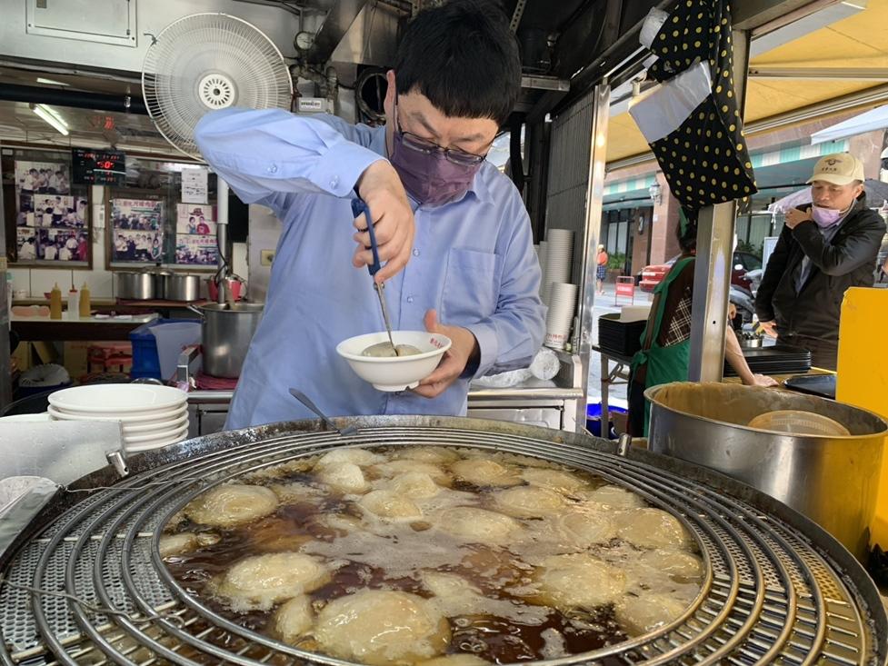 彰化老担阿璋肉圓第二代施明裕堅持以溫體豬肉後腿肉當食材，傳承好味道，成為《500碗》美食大獎三連霸店家。（記者張聰秋攝）