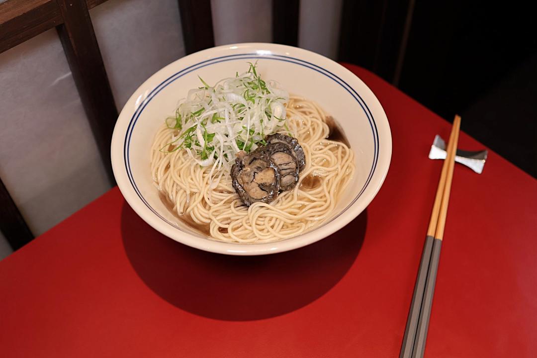 「烏骨雞貝系拉麵」420元，金緗雞骨低溫慢煮成清湯，煮製完成前混入貝類海鮮高湯，十分鮮美。（圖／記者郭宣暄攝）