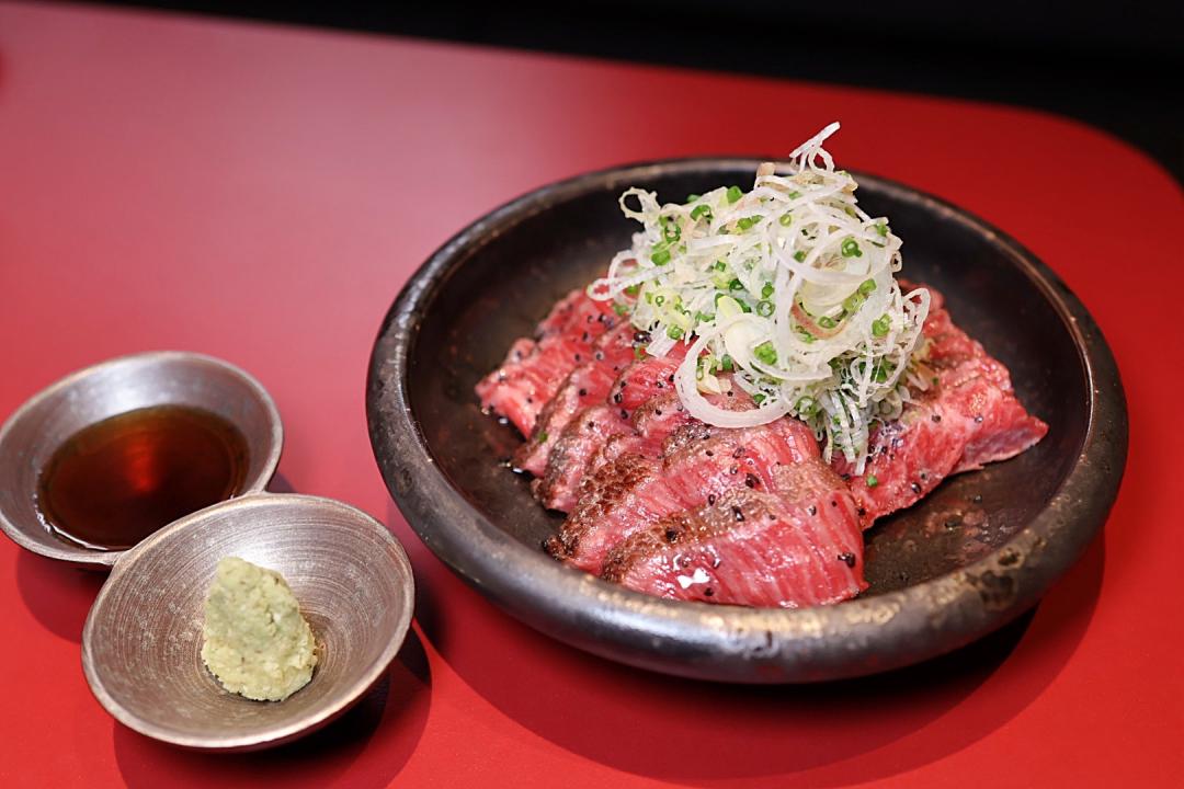 「備長炭和牛刺身」售價880元，呈現常溫的生牛肉，散發鮮甜濃郁肉香。（圖／記者郭宣暄攝）