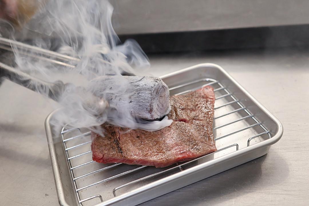 「肉料理‧福」運用備長炭炙燒和牛。（圖／記者郭宣暄攝）