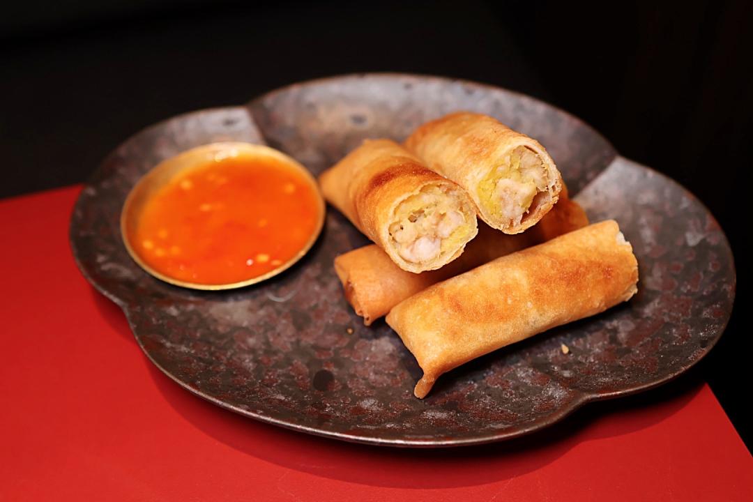 「小牛胸腺春捲」420元，外皮酥脆內餡綿密柔嫩。（圖／記者郭宣暄攝）
