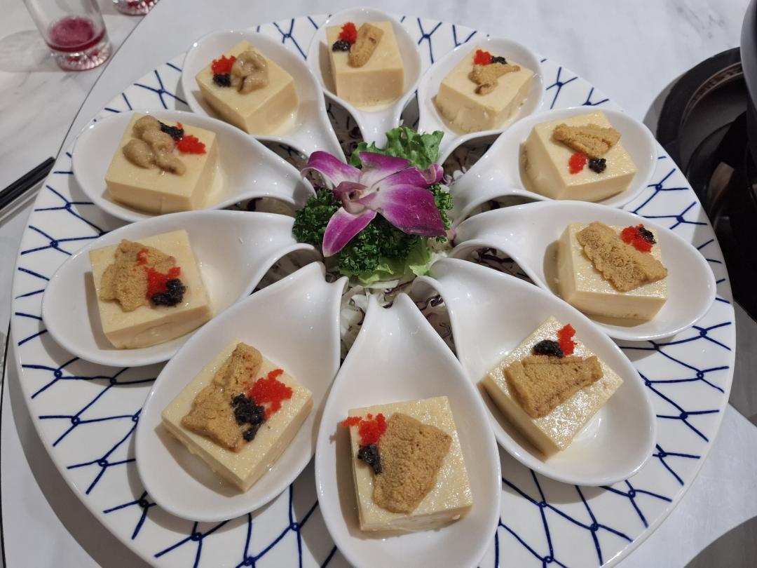 海膽豆腐純料理，連豆腐都是海膽製作。（記者劉禹慶攝）