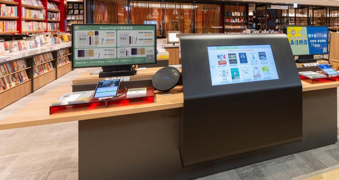 博客來書店推出電子與有聲書體驗區及結合AI互動的智慧書櫃牆等。（圖／業者提供）
