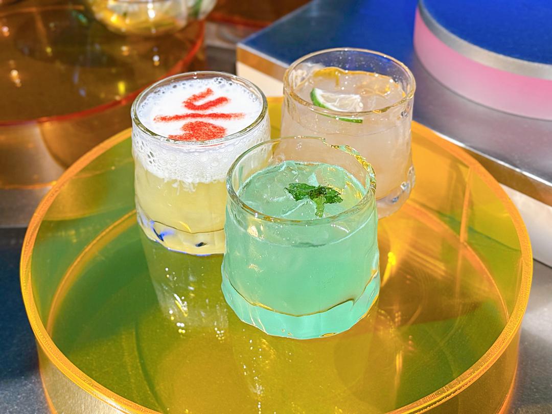 由左而右為「URBAN PARADIS」招牌特調、無酒精調飲「蜜舞南風」、「巧可西多」調酒。（圖／記者郭宣暄攝）
