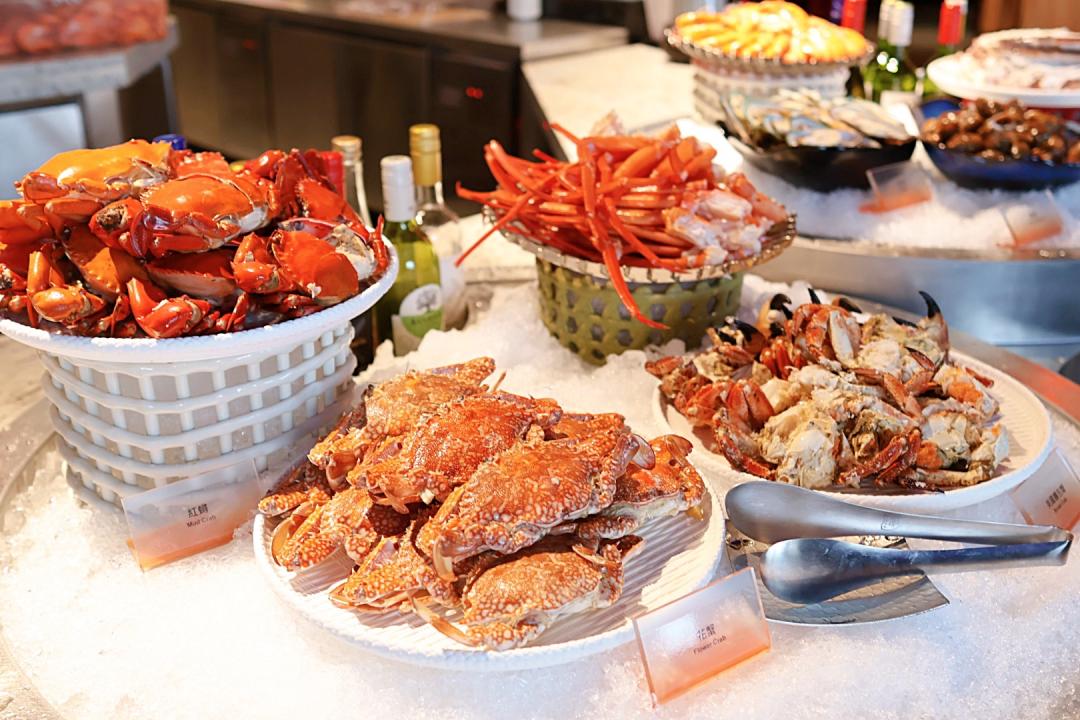 「Ocean Bar」提供多種鮮美的螃蟹、蝦類。（圖／記者郭宣暄攝）
