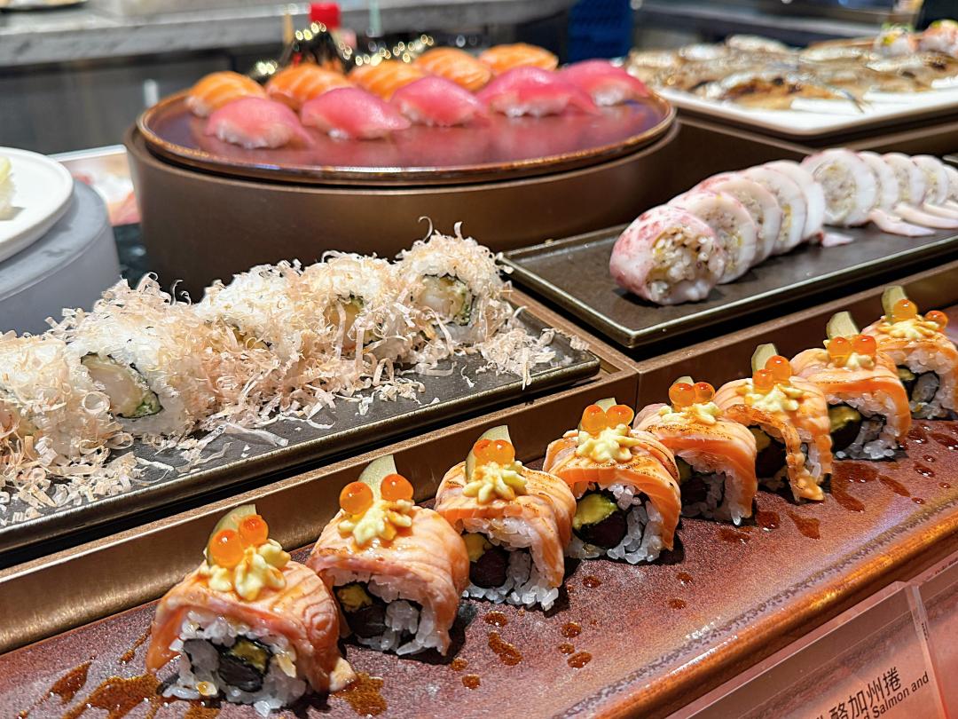 生魚片握壽司、加州捲選擇豐富。（圖／記者郭宣暄攝）