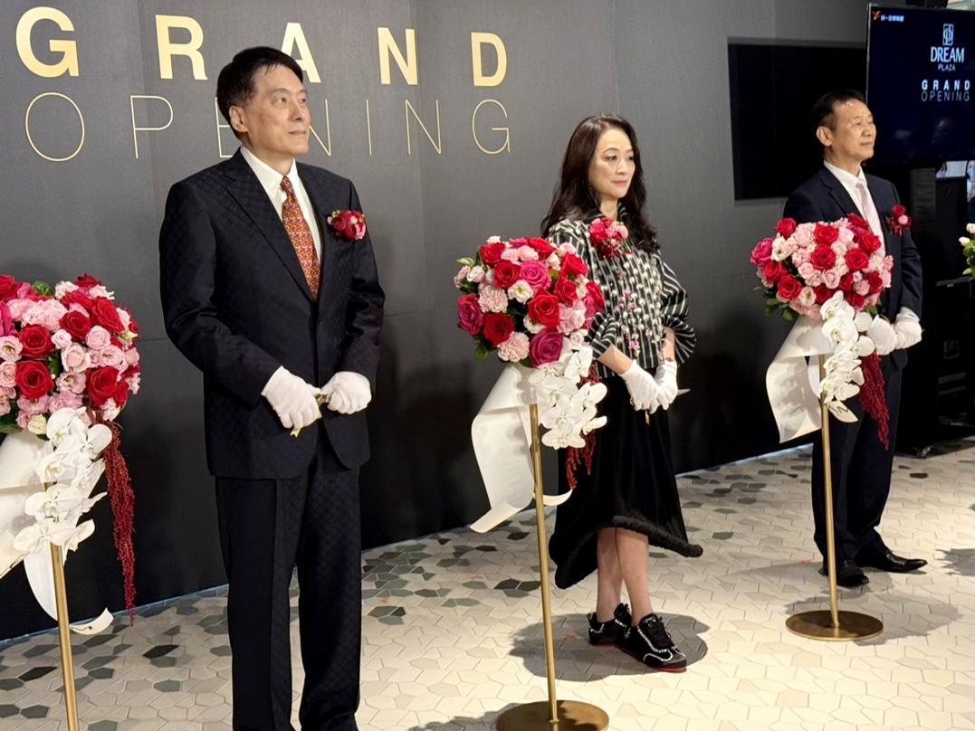 DREAM PLAZA於7/25盛大開幕，統一集團董事長羅智先(左一)與統一集團美麗事業董事長高秀玲夫婦剪綵。（圖／記者李曄攝）
