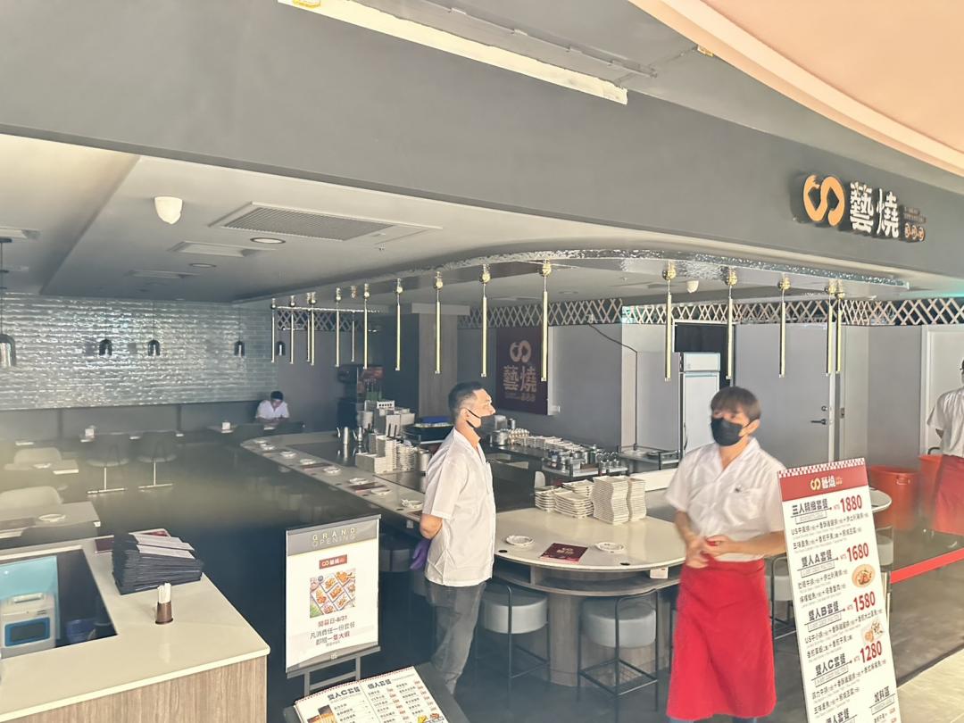 統一新百貨DREAM PLAZA開幕首天跳電！民眾摸黑用餐、業者面露無奈