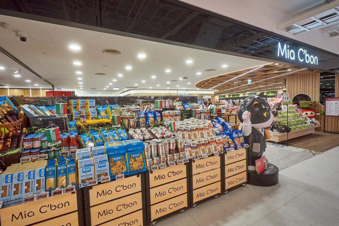 Mia C’bon超市升級進駐DREAM PLAZA，新設立用餐座位區與葡萄酒現飲區，7月27日前消費滿888元，有機會抽中5,000元抵用券。（圖／品牌提供）