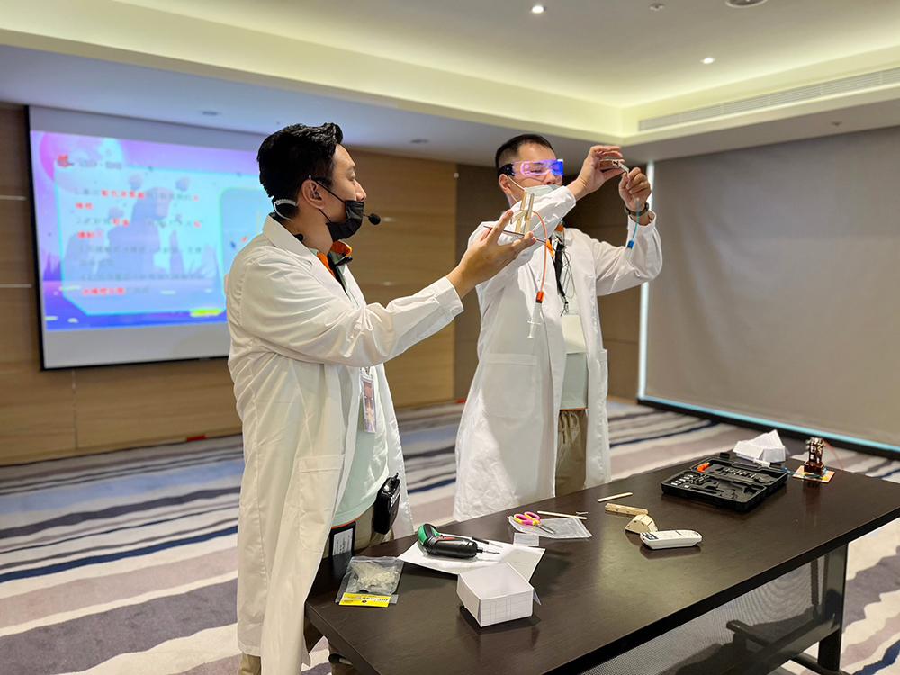 從外星球來的Dr. JAMES 博士在「神奇泡泡球」活動中登場，透過故事與實驗帶領親子進行化學互動體驗。（圖／台南和逸飯店提供）