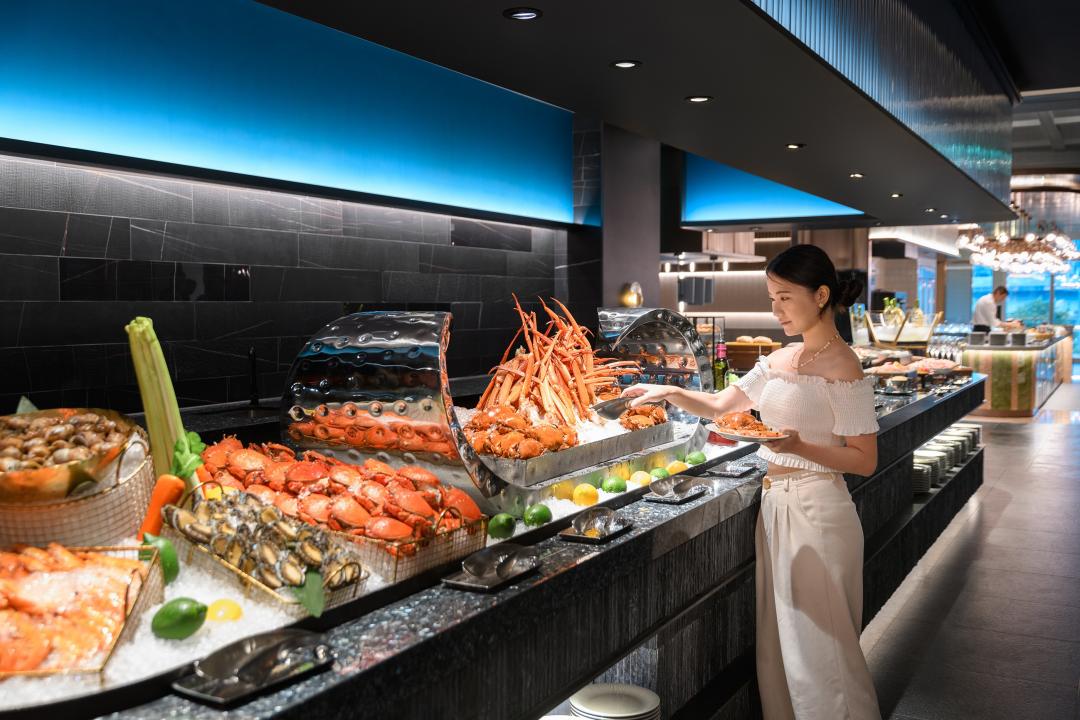 高雄漢來大飯店獨家限量推出保證訂位住房專案，免排隊就可以吃到島語自助餐廳。（圖／業者提供）