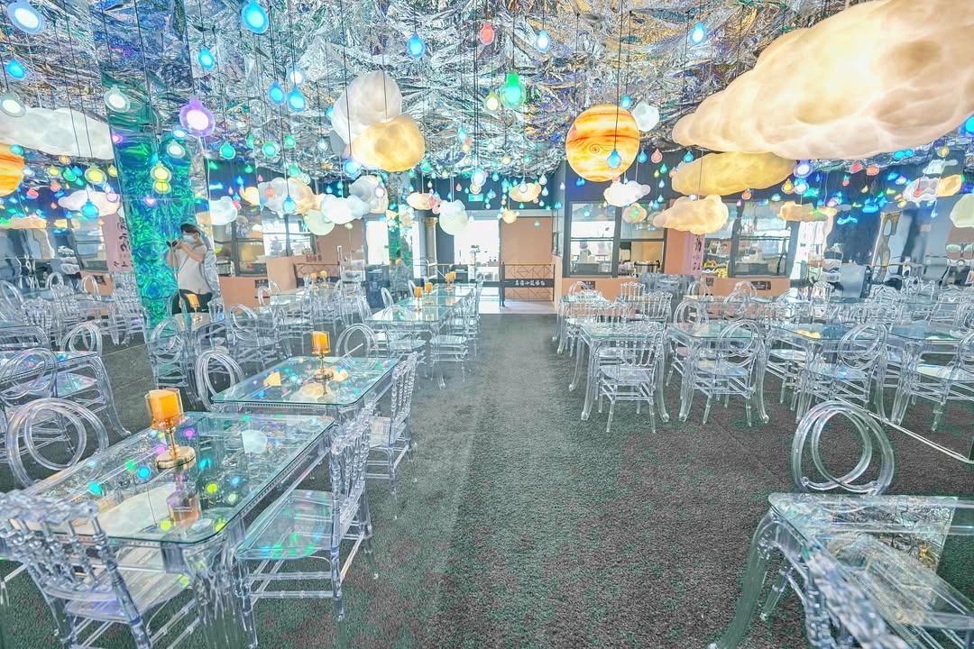 1樓用餐空間設計相當迷幻，透明桌椅配上各式燈飾點綴。（圖／IG@beckhamhong66提供）