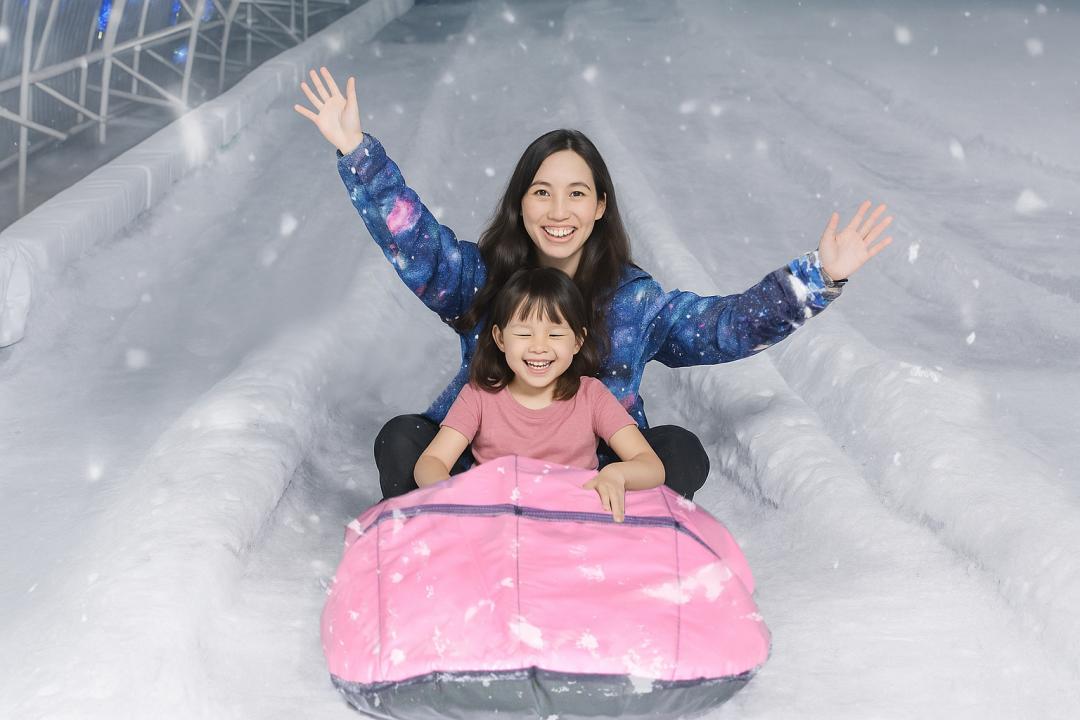 小叮噹科學主題樂園中有號稱全台最大的室內滑雪場，親子客可以一起體驗雪毯消暑。（小叮噹科學主題樂園提供）