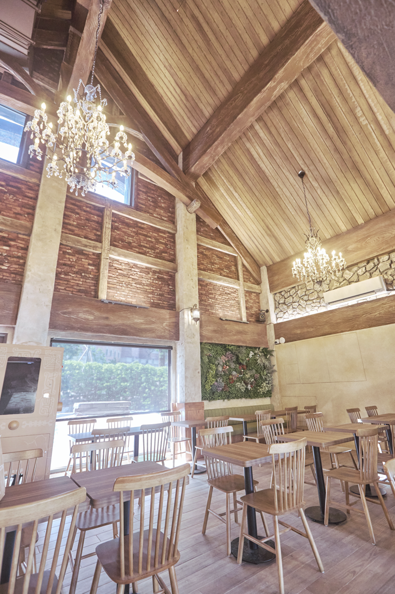 「O Café」內部空間曝光，不進園區也能享用園區限定的「梅香金磚」、自製手工巧克力。（圖／業者提供）